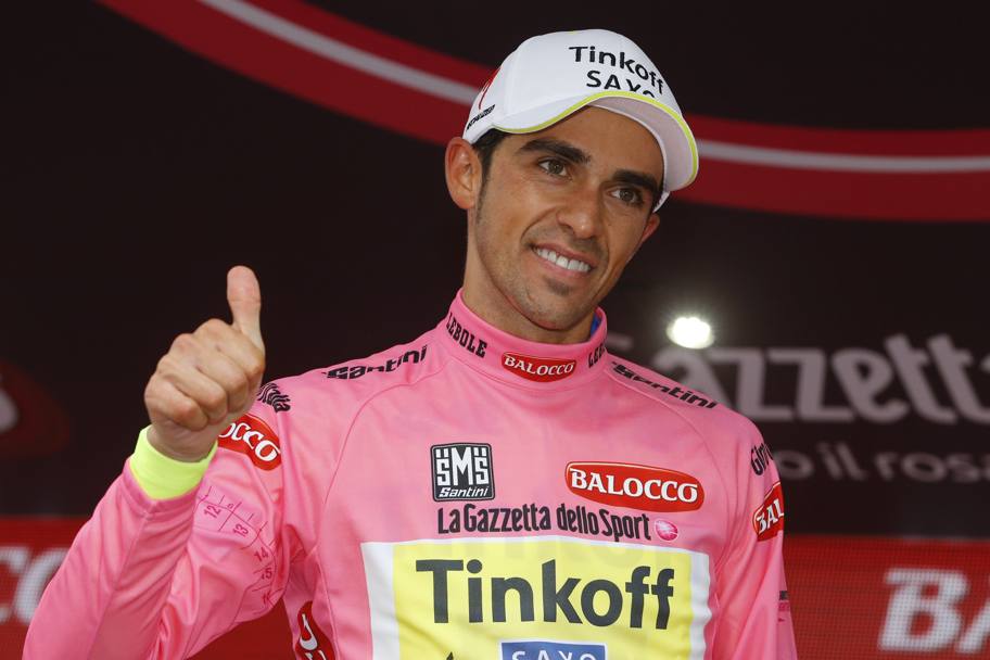 Contador sorride sul palco. Afp
